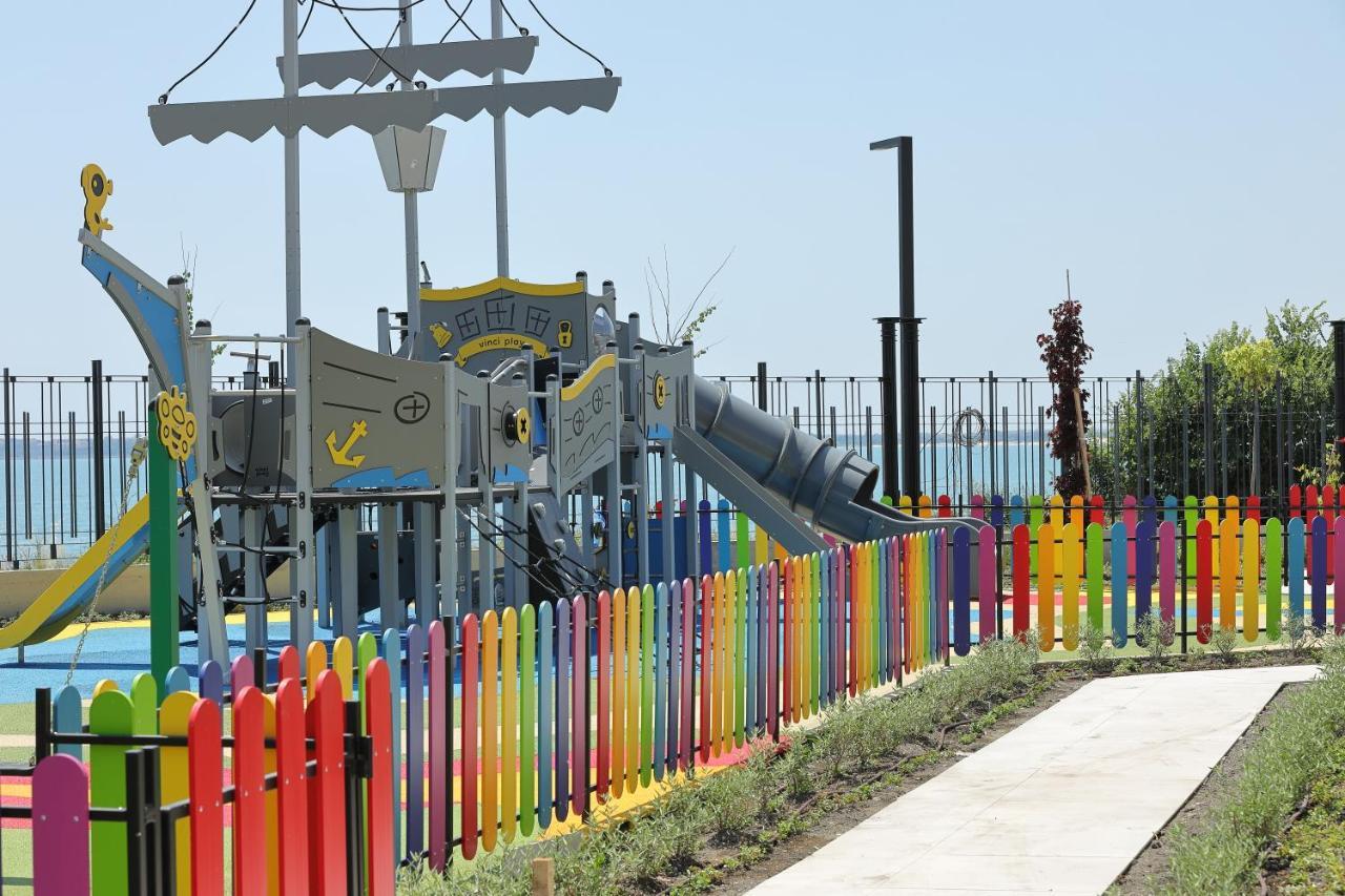 Voya Beach Resort Szveti Vlasz Kültér fotó Playground at the park