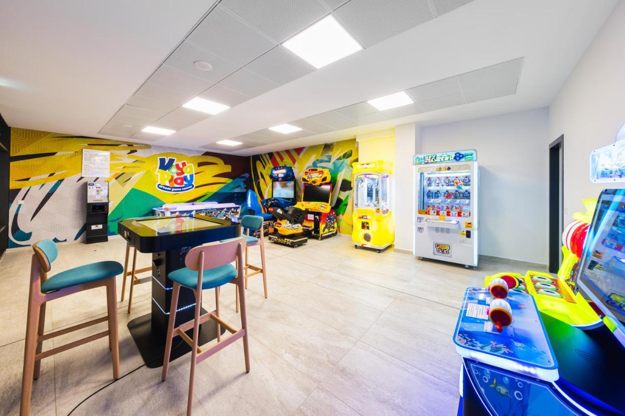 Voya Beach Resort Szveti Vlasz Kültér fotó The games room at the 2018 Commonwealth Games