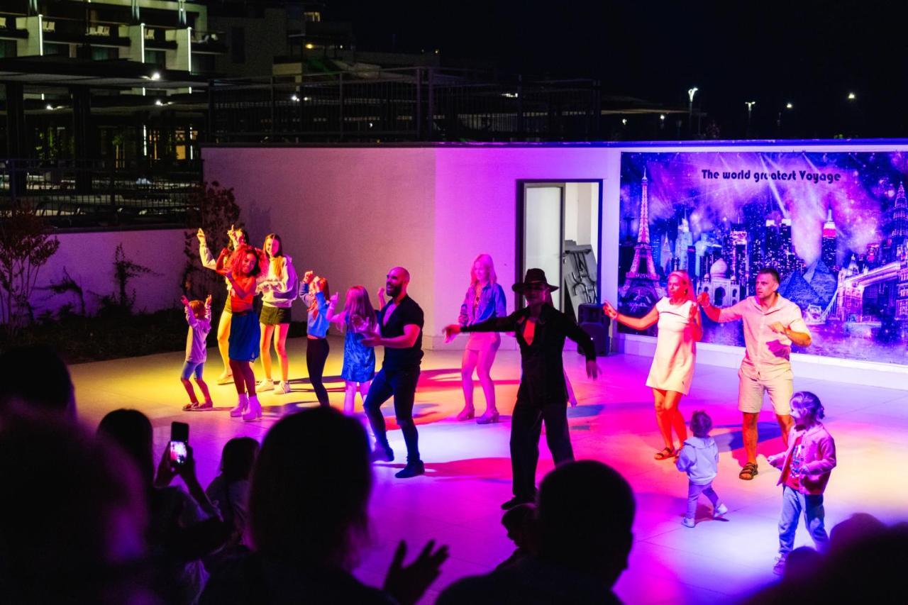 Voya Beach Resort Szveti Vlasz Kültér fotó The World on Stage Tour