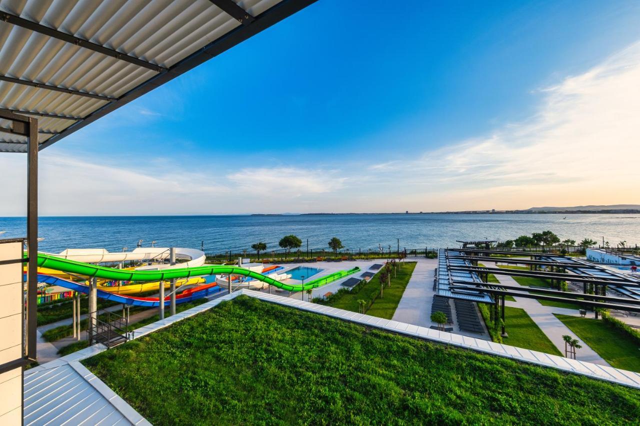 Voya Beach Resort Szveti Vlasz Kültér fotó View of the water park